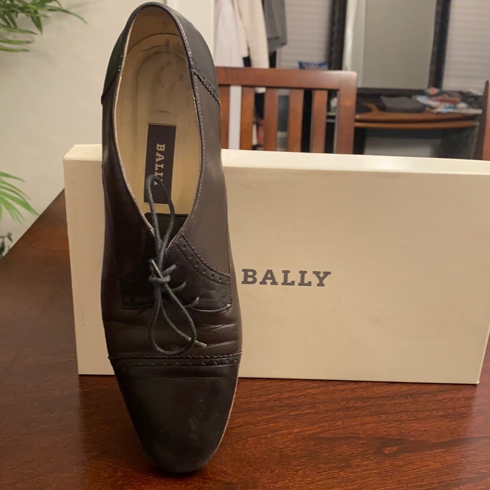 Bally Woman’s Oxford lace up shoes size 8.5.